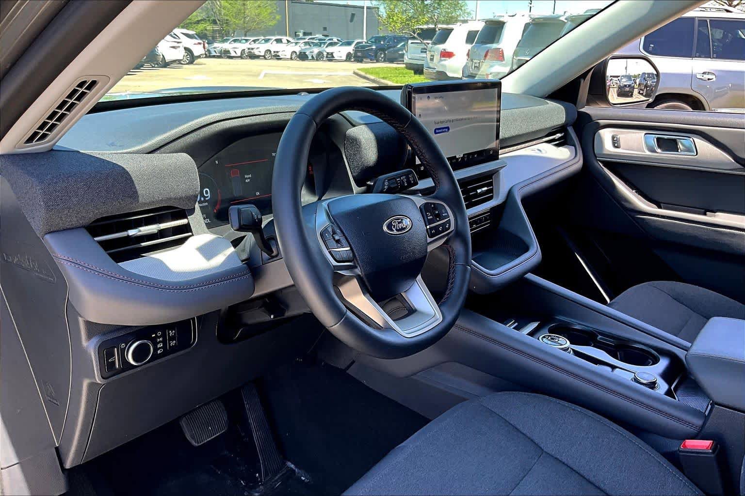 Used 2025 Ford Explorer Active RWD image 16