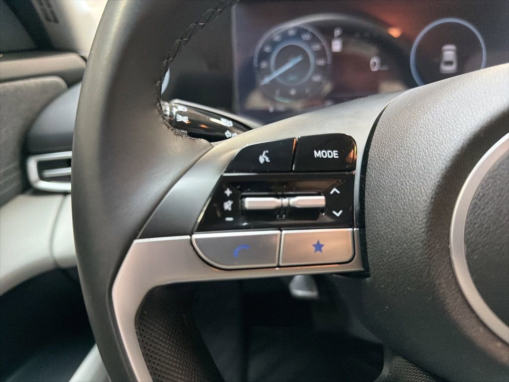 Used 2025 Hyundai Elantra Limited FWD image 17