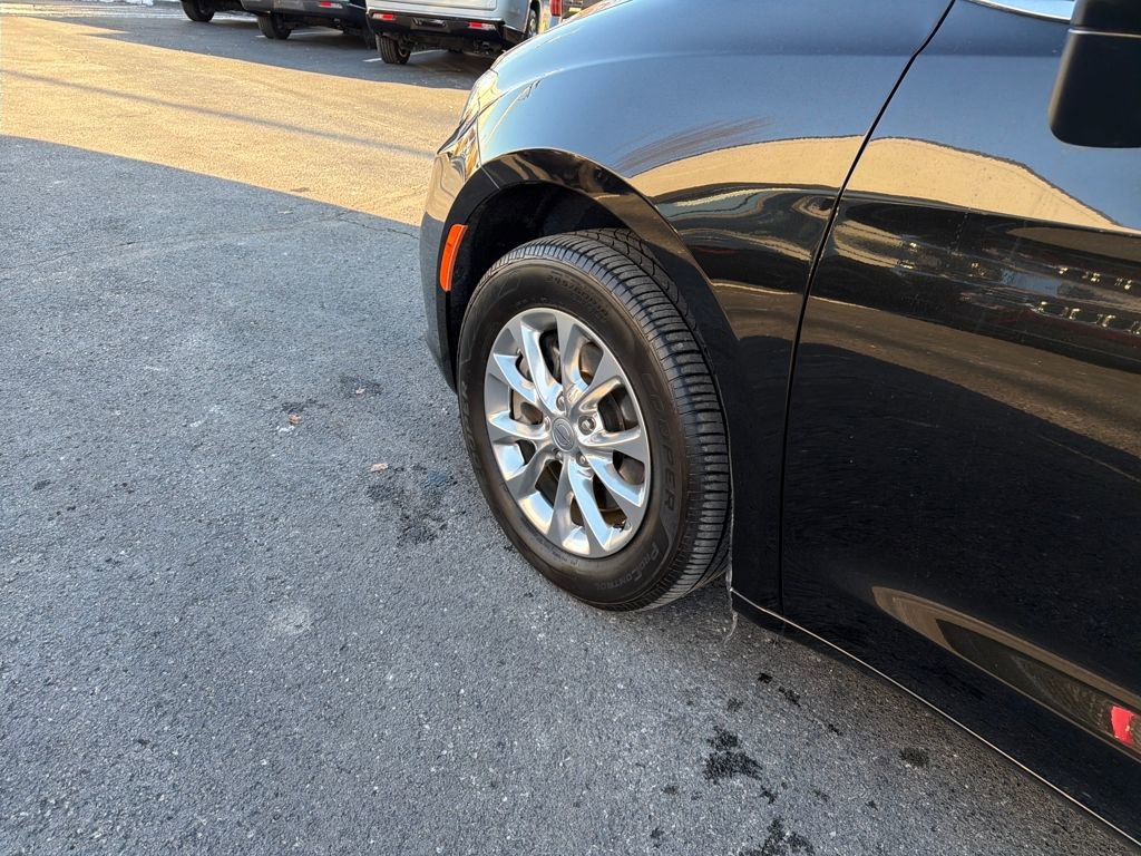 Used 2023 Chrysler Pacifica Touring-L image 27