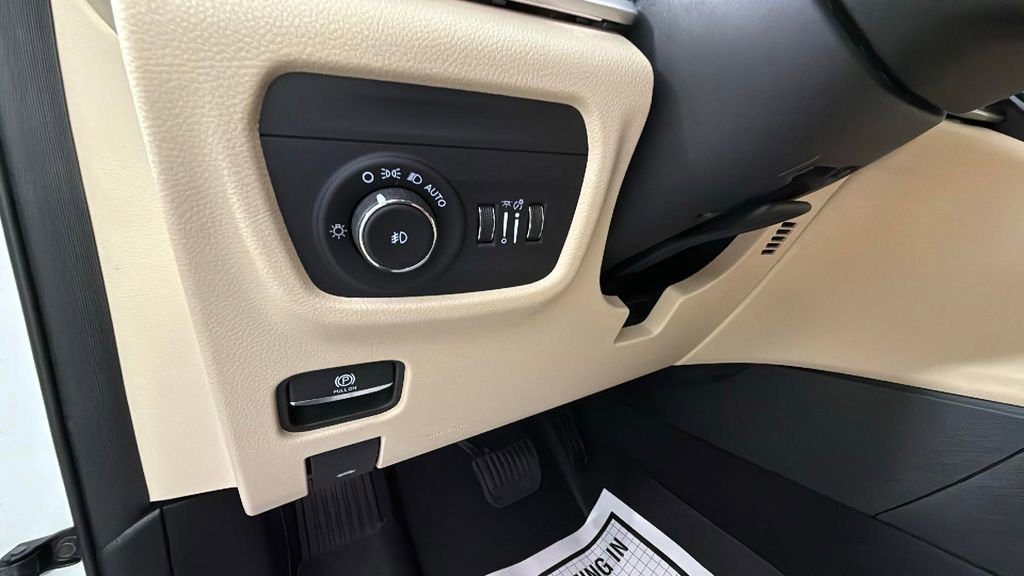 Used 2022 Jeep Grand Cherokee L Limited w/ Black Appearance Package image 19