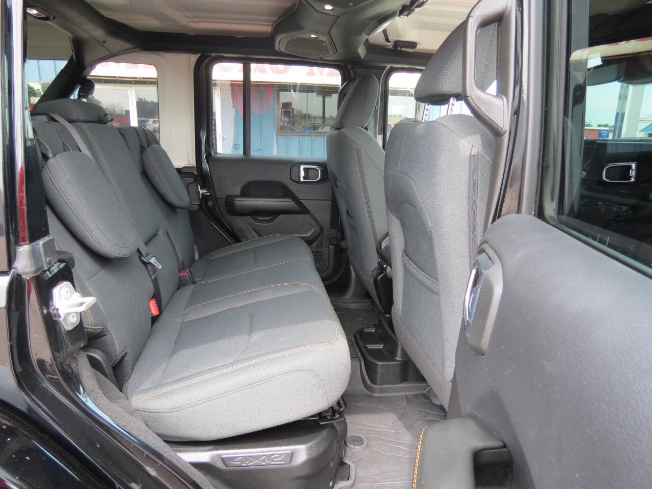 Used 2025 Jeep Wrangler Unlimited Sahara AWD/4WD image 21