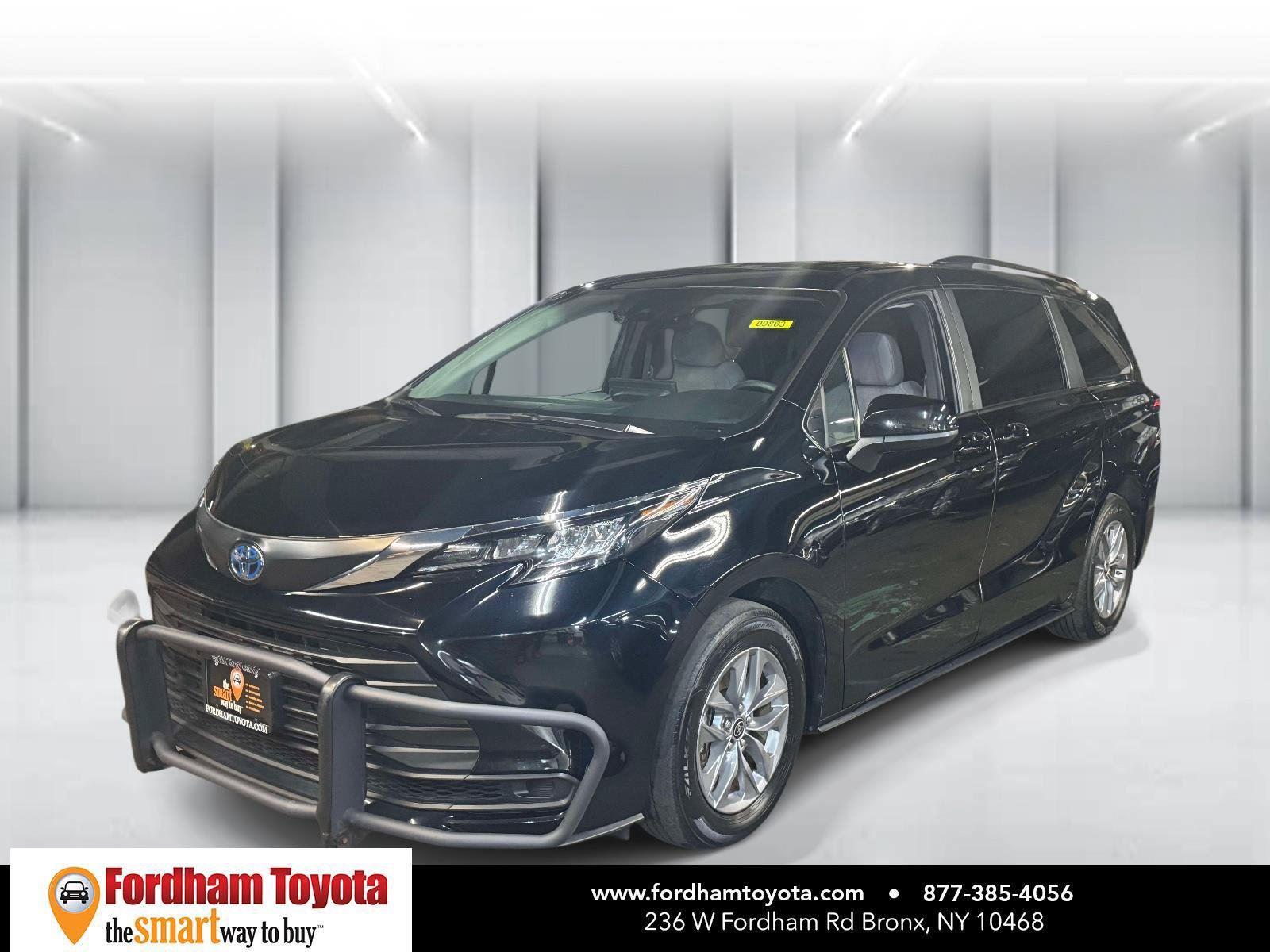 Used 2025 Toyota Sienna LE AWD/4WD image 4