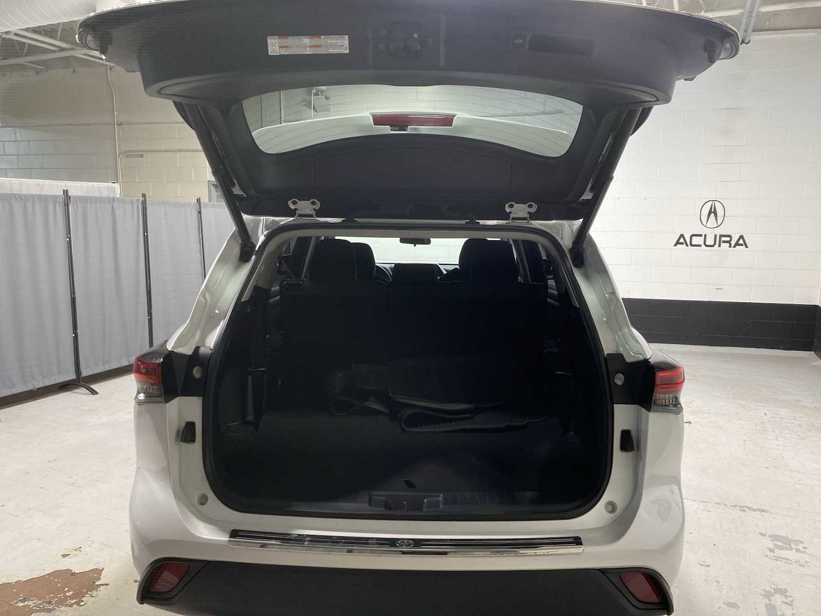Used 2023 Toyota Highlander LE FWD image 19