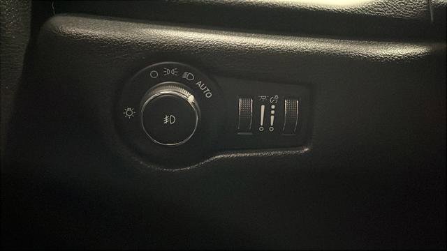 Used 2024 Chrysler Pacifica Select image 38