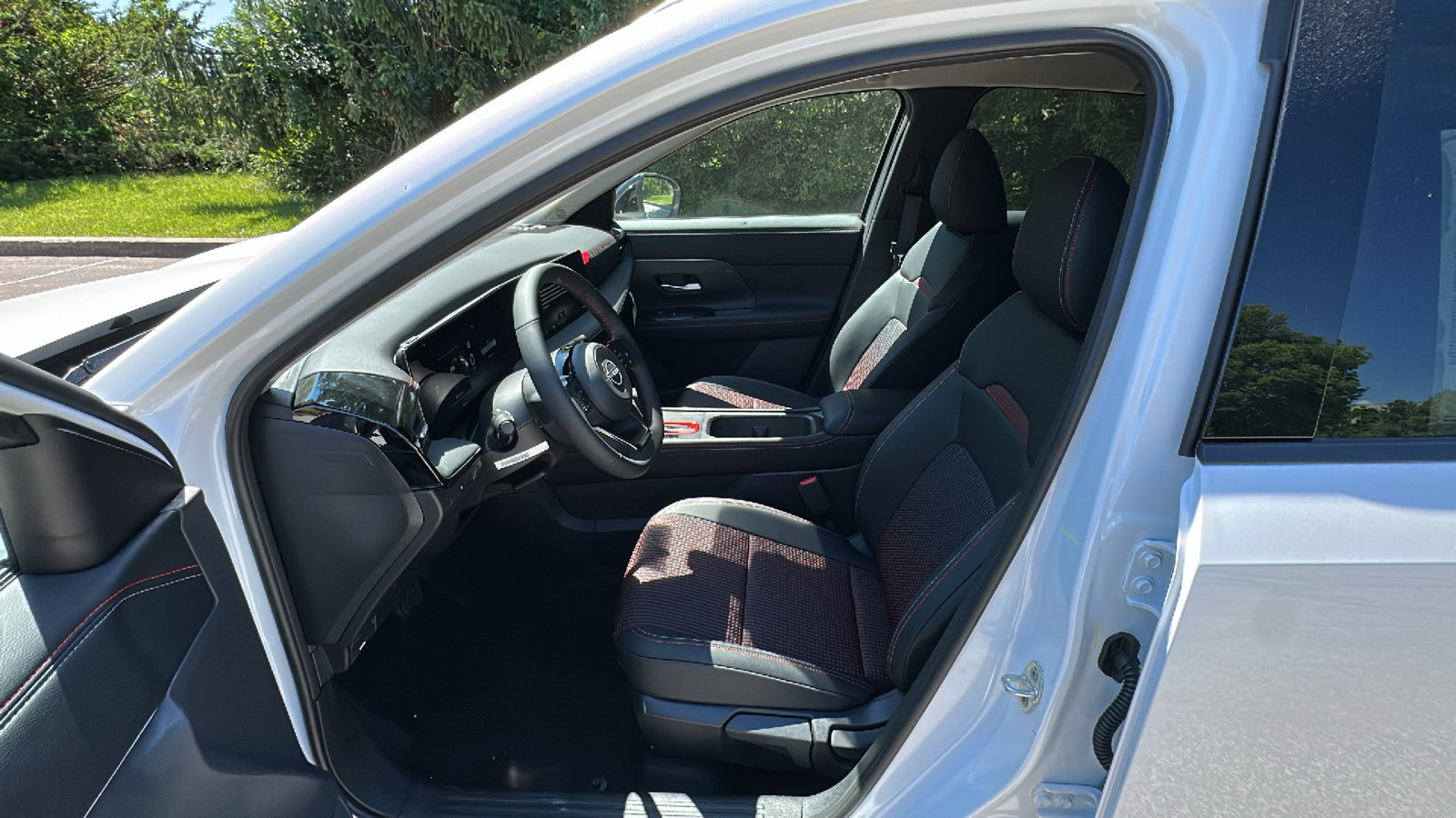 New 2026 Nissan Kicks SR w/ Cold Weather Package AWD/4WD image 7