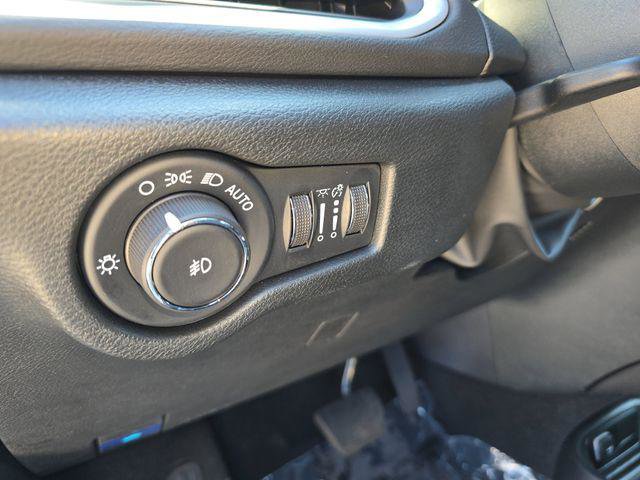 Used 2025 Chrysler Pacifica Select FWD image 30