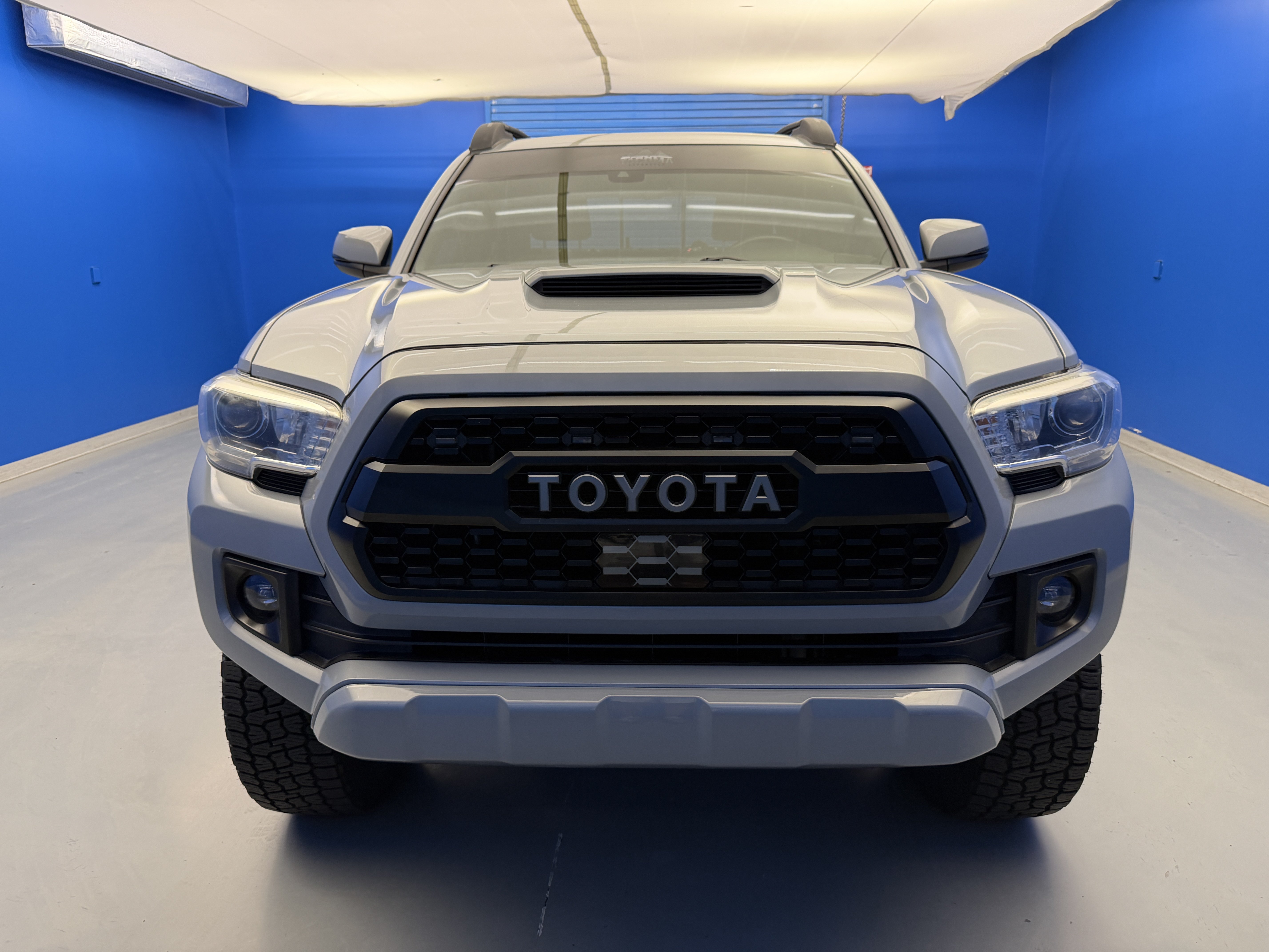 Used 2018 Toyota Tacoma TRD Sport AWD/4WD image 3