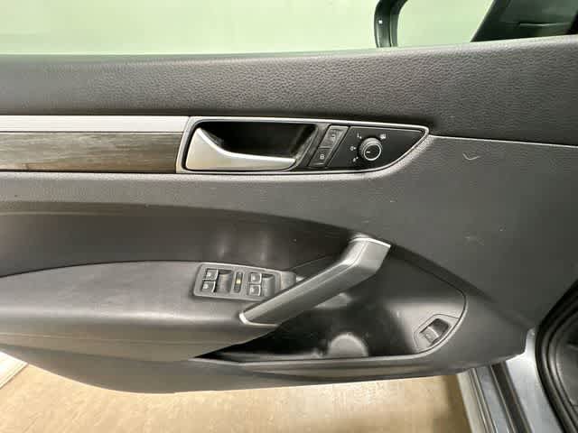Used 2016 Volkswagen Passat 1.8T SE FWD image 16