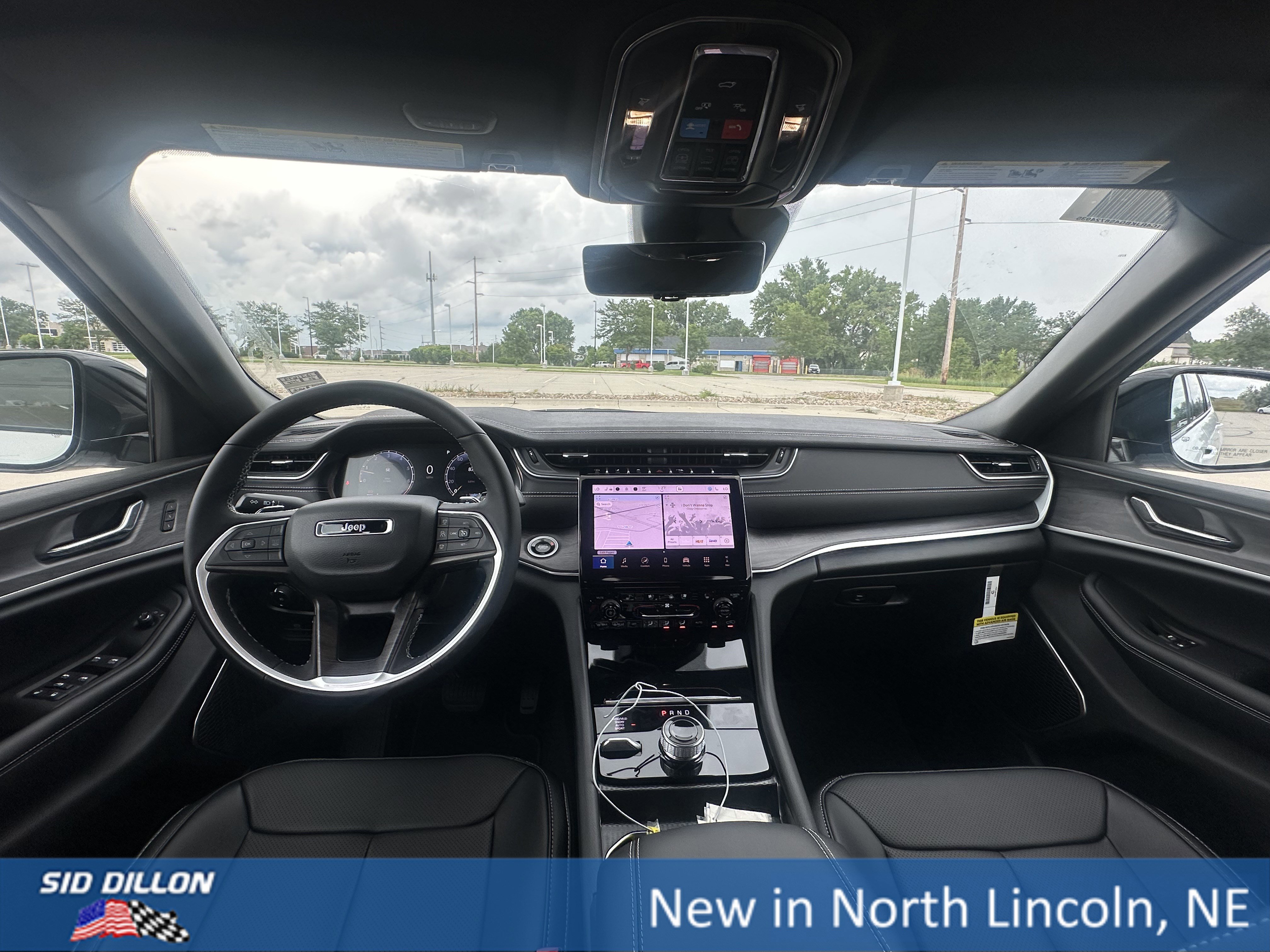 New 2025 Jeep Grand Cherokee Laredo image 13