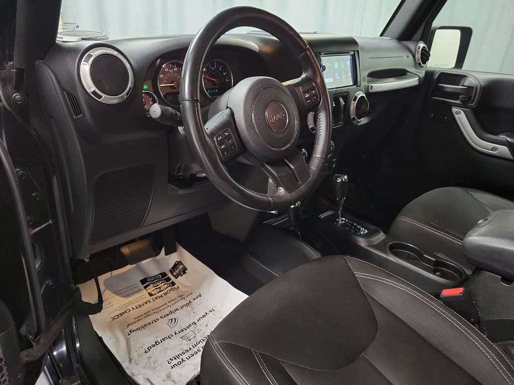 Used 2017 Jeep Wrangler Sahara w/ Connectivity Group AWD/4WD image 17