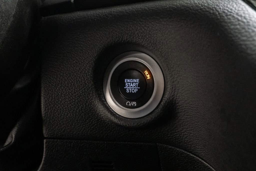 Used 2023 Chrysler Pacifica Limited w/ Uconnect Theater Family Group image 17