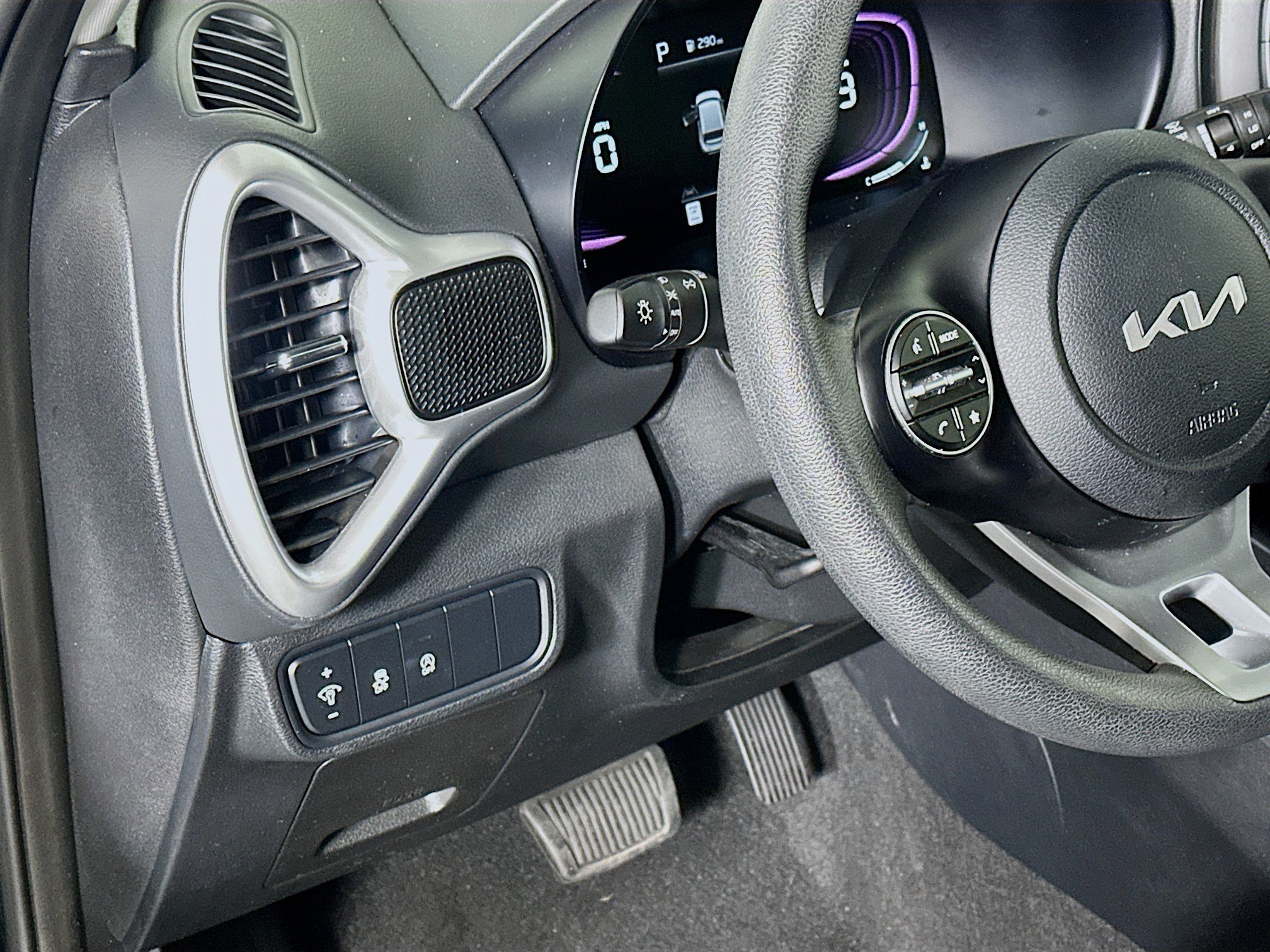 Used 2025 Kia Soul LX w/ LX Technology Package FWD image 17