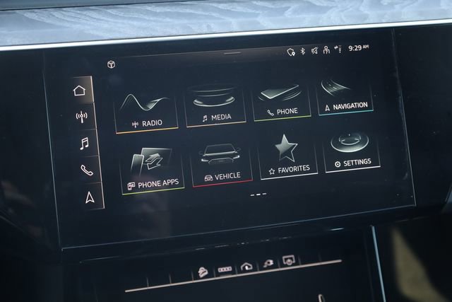 Used 2021 Audi e-tron Premium w/ Convenience Plus Package image 17