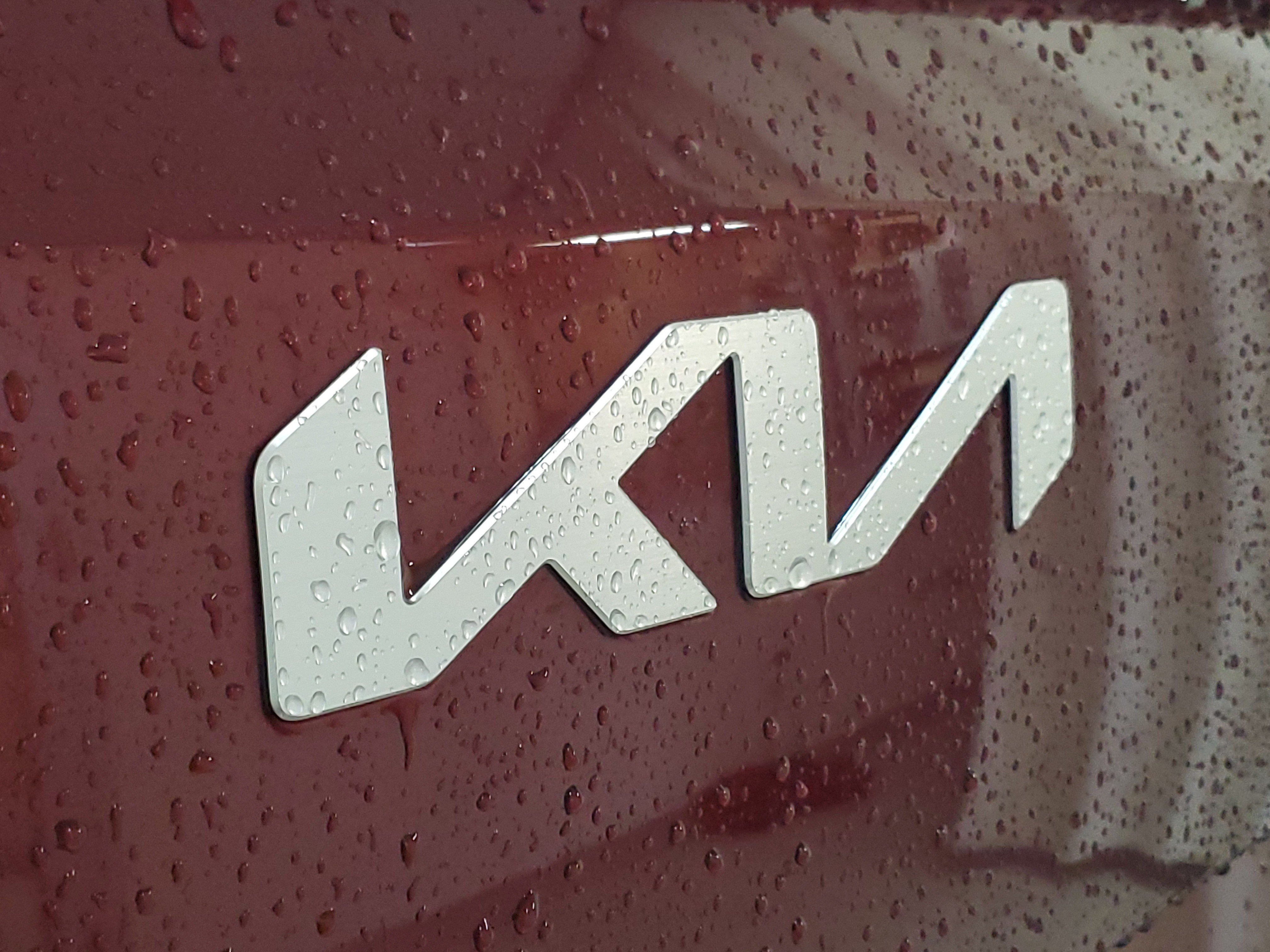 Used 2025 Kia Carnival EX FWD image 7