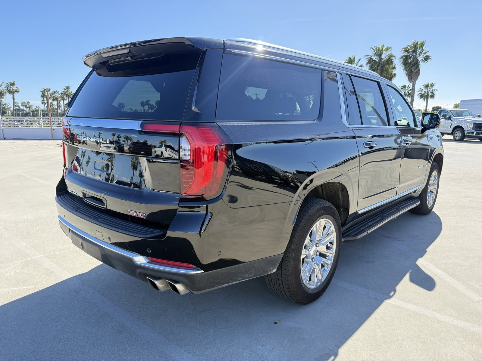 Used 2025 GMC Yukon XL Denali image 3