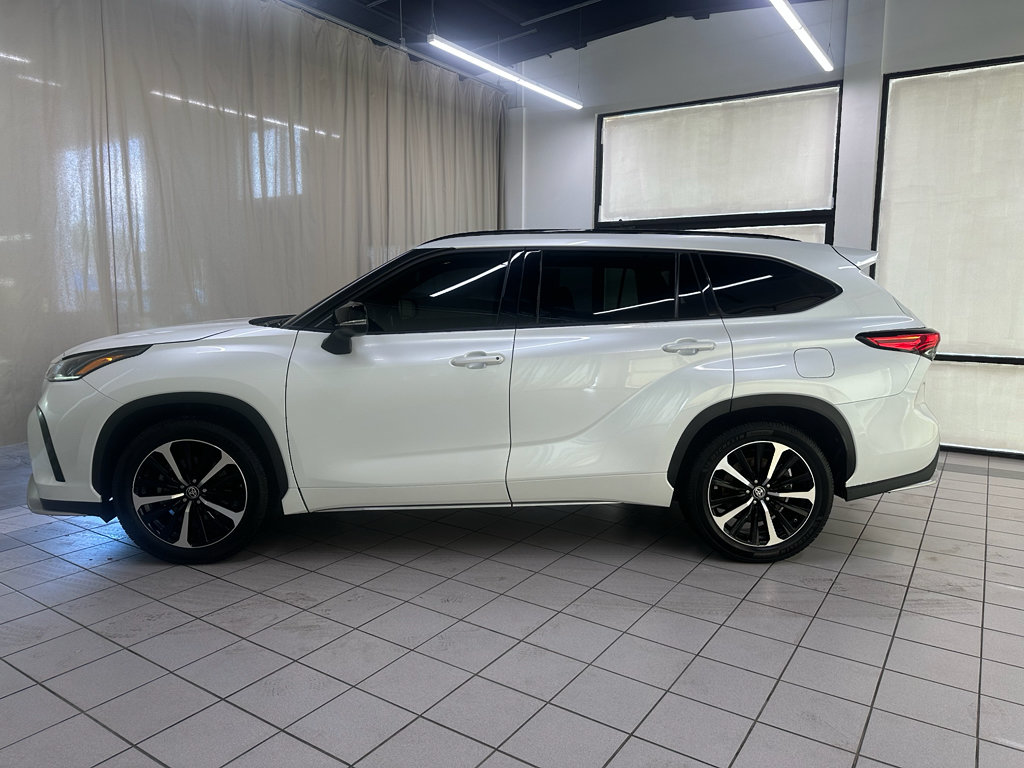 Used 2022 Toyota Highlander XSE AWD/4WD image 11
