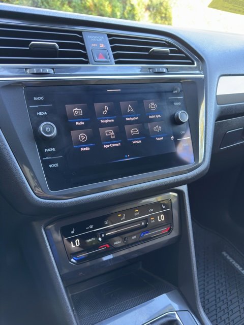 Used 2022 Volkswagen Tiguan SE w/ Panoramic Sunroof Package image 12