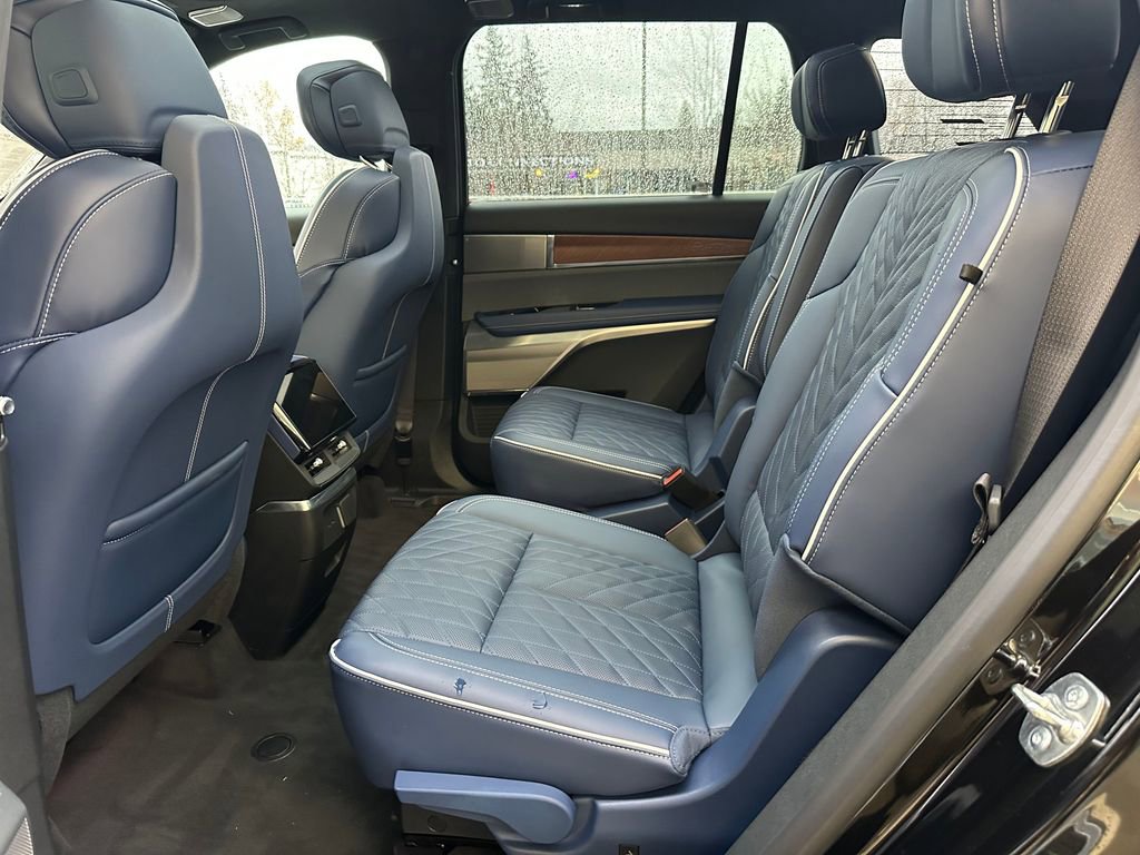 Used 2026 Cadillac Vistiq Premium Luxury image 15