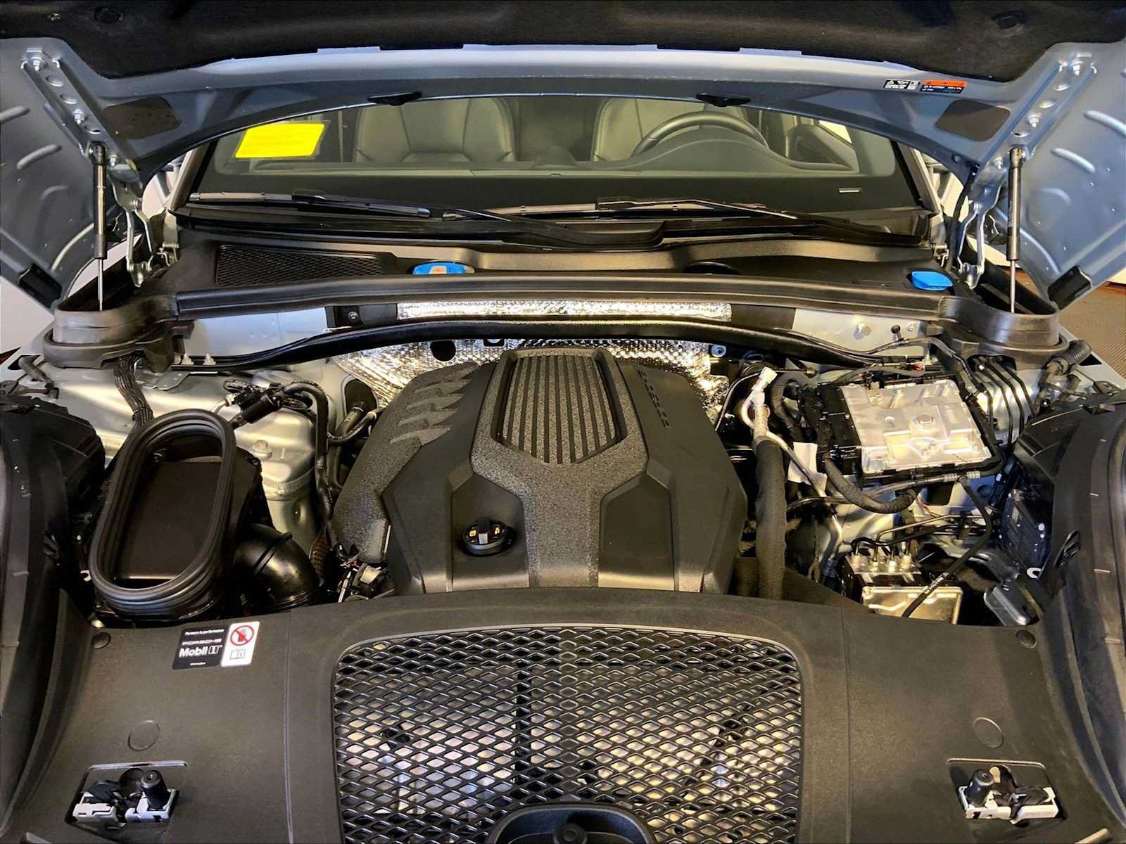 Certified 2026 Porsche Macan AWD/4WD image 32