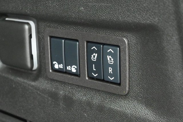 Used 2024 Chevrolet Suburban Premier AWD/4WD image 31