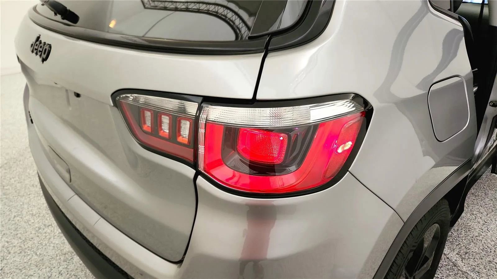 Used 2018 Jeep Compass Latitude AWD/4WD image 14