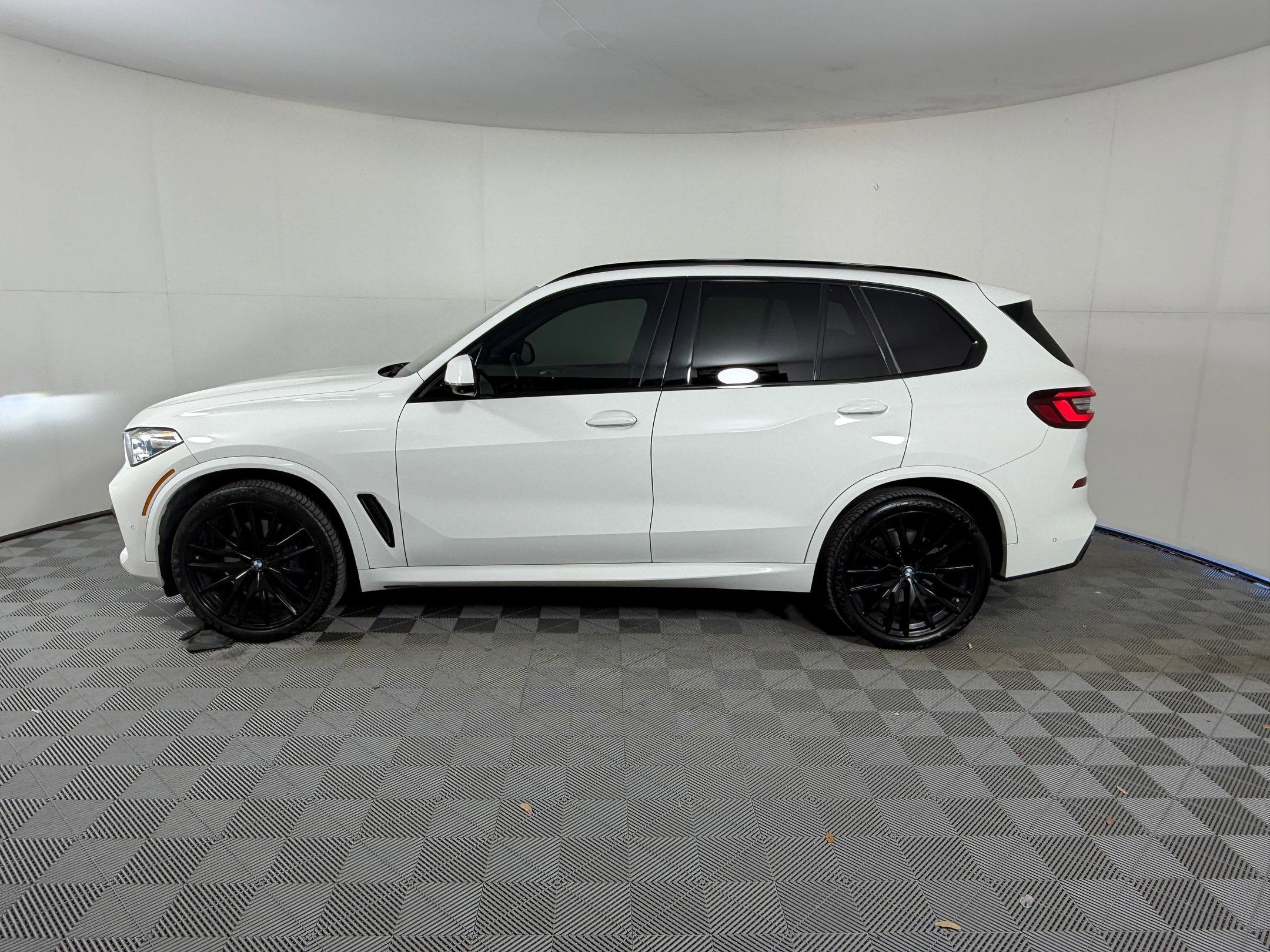 Used 2022 BMW X5 sDrive40i w/ M Sport Package RWD image 2