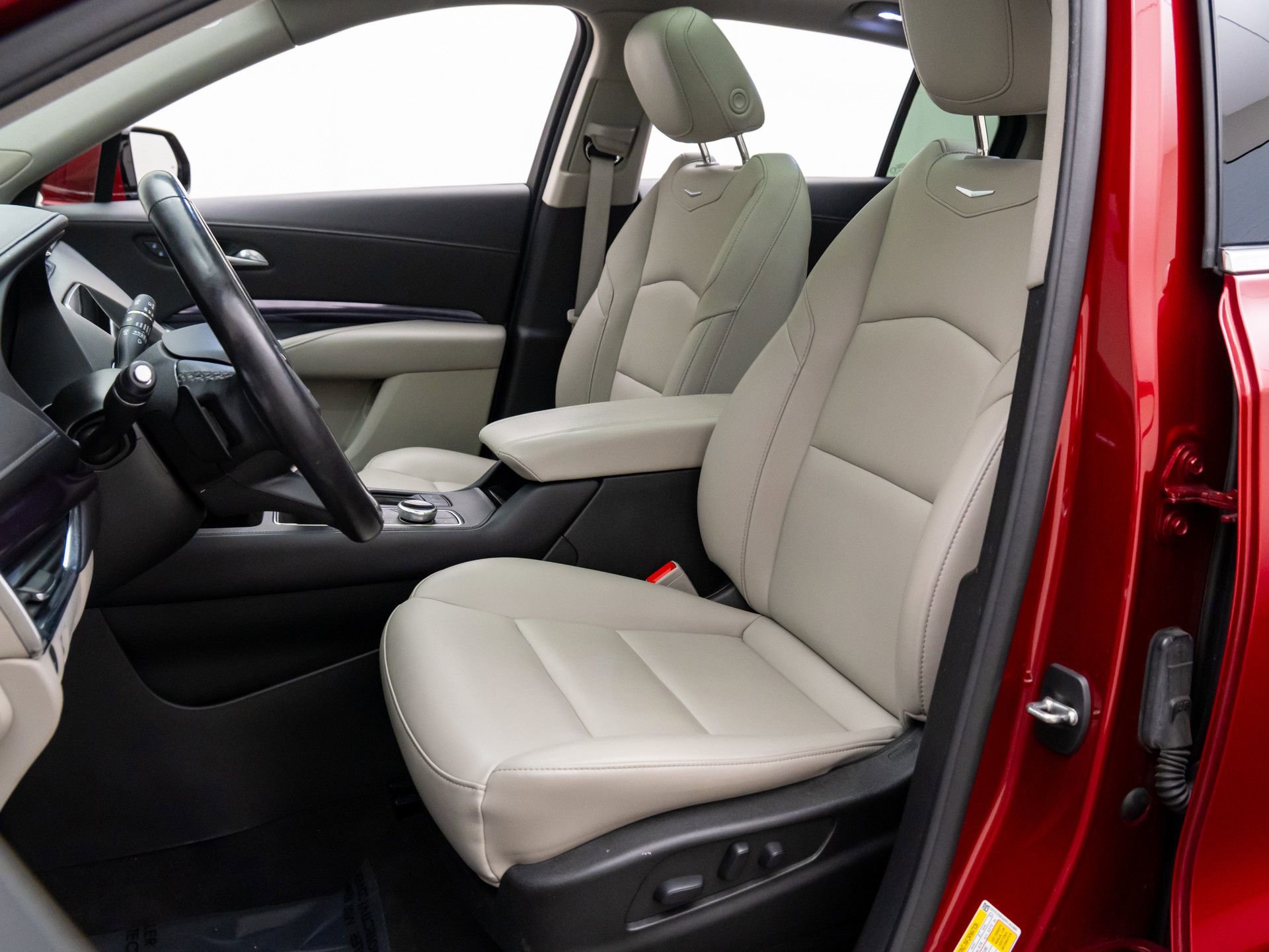 Certified 2023 Cadillac XT4 Luxury w/ Cold Weather Package image 19