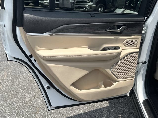 Used 2025 Jeep Grand Cherokee L Limited w/ Luxury Tech Group II RWD image 23