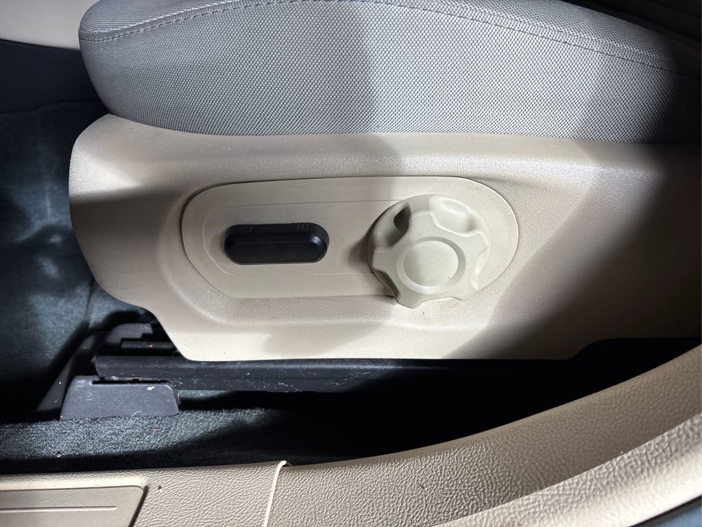 Used 2017 Ford Taurus SE image 32