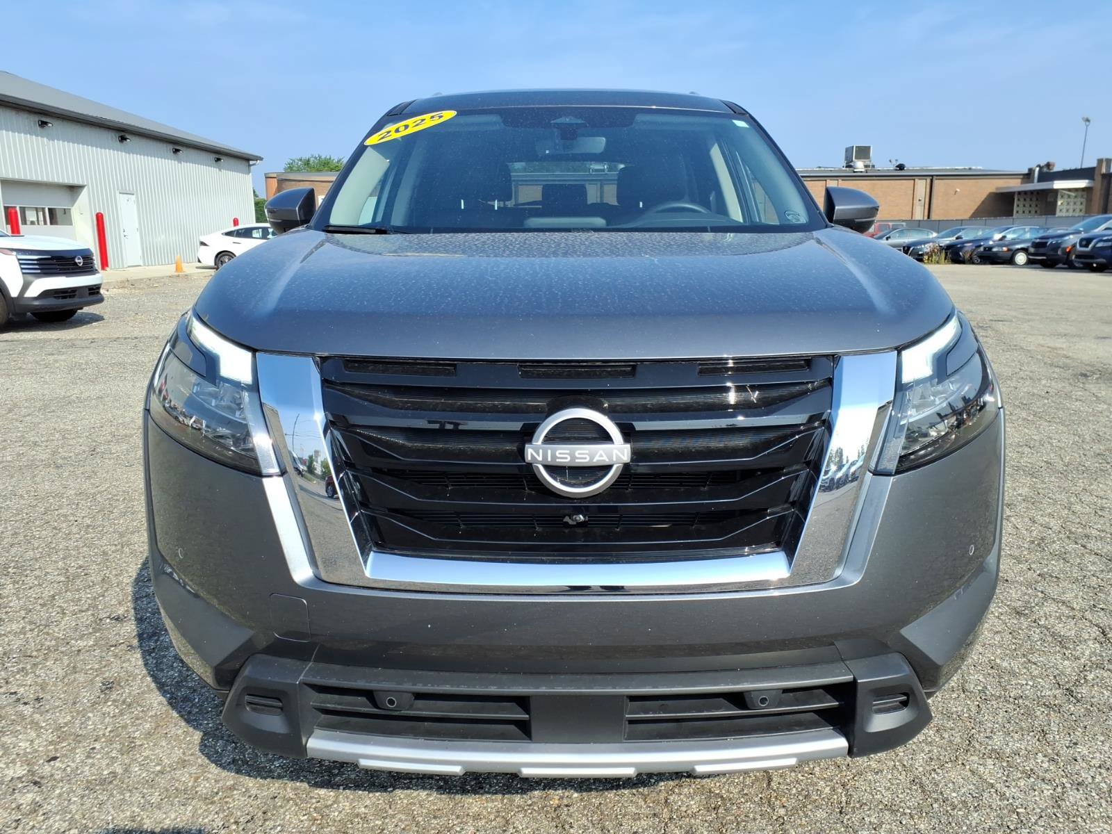 Used 2025 Nissan Pathfinder SL AWD/4WD image 2