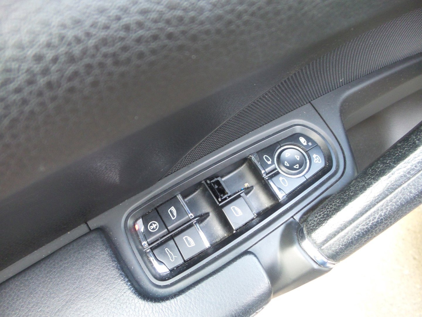 Used 2013 Porsche Cayenne GTS image 8