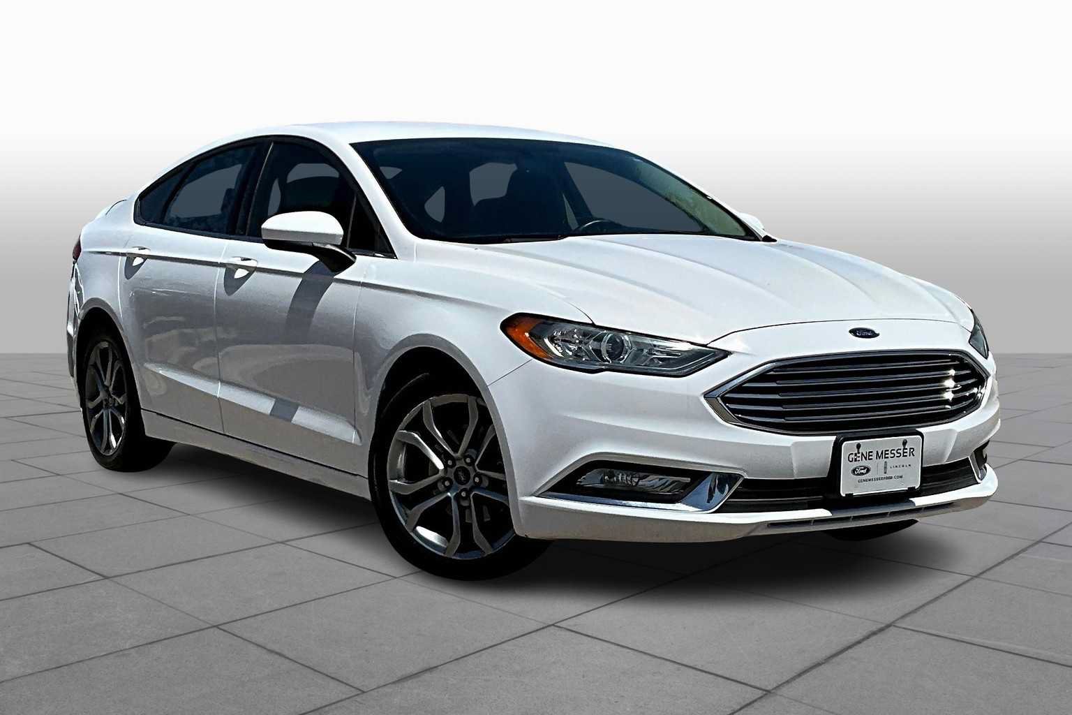 Used 2017 Ford Fusion SE w/ Equipment Group 201A FWD image 3