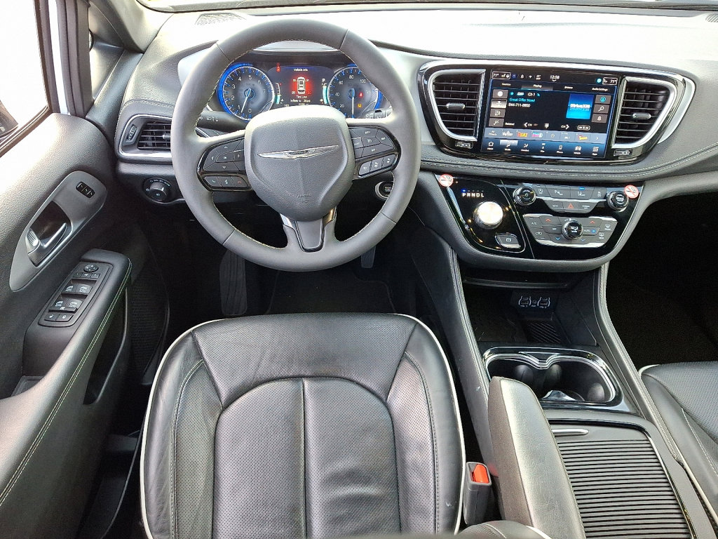 Used 2025 Chrysler Pacifica Limited image 22