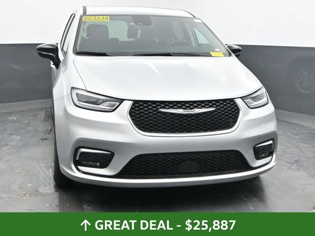 Used 2024 Chrysler Pacifica Touring-L image 4