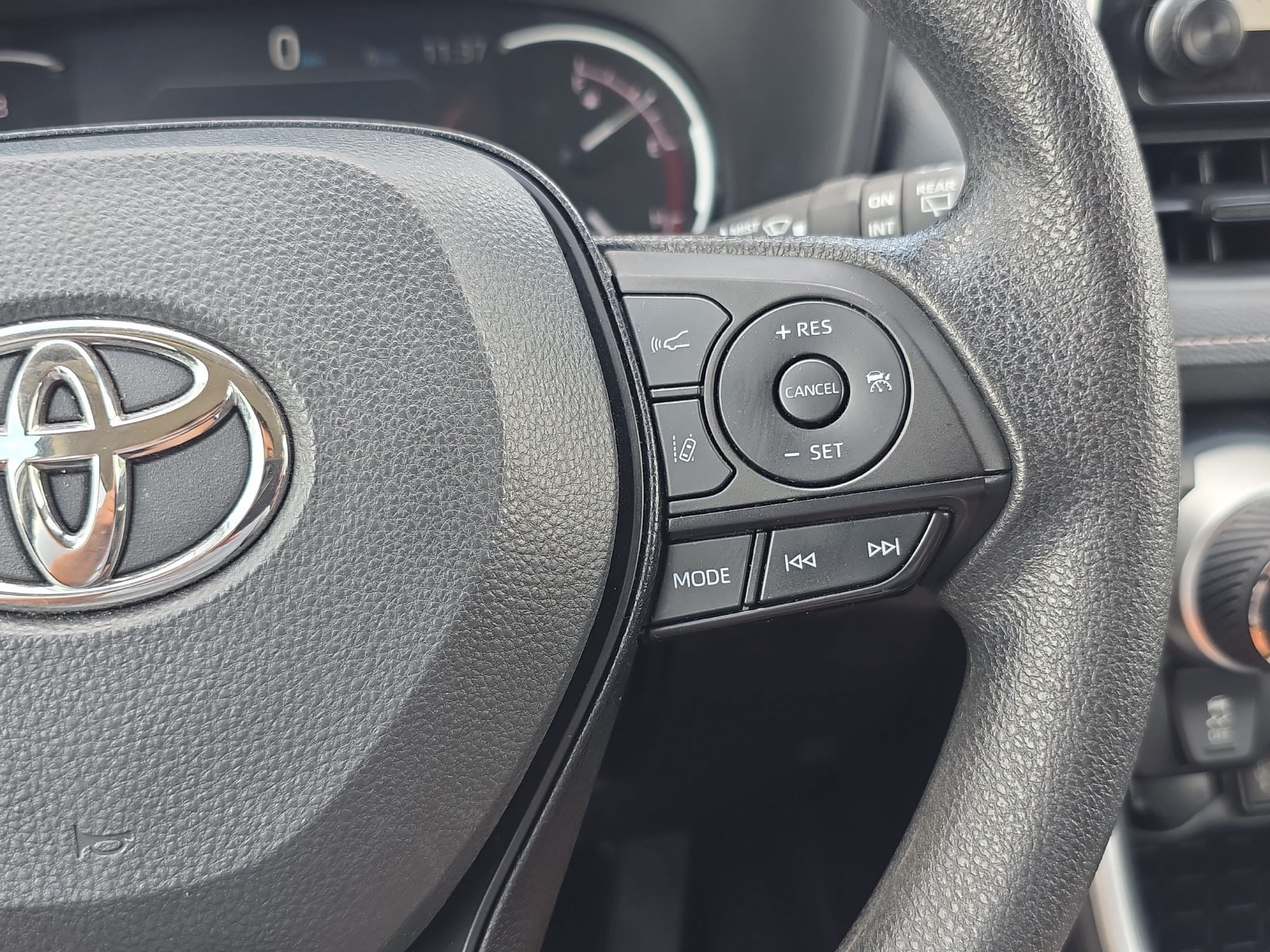 Used 2025 Toyota RAV4 XLE FWD image 15