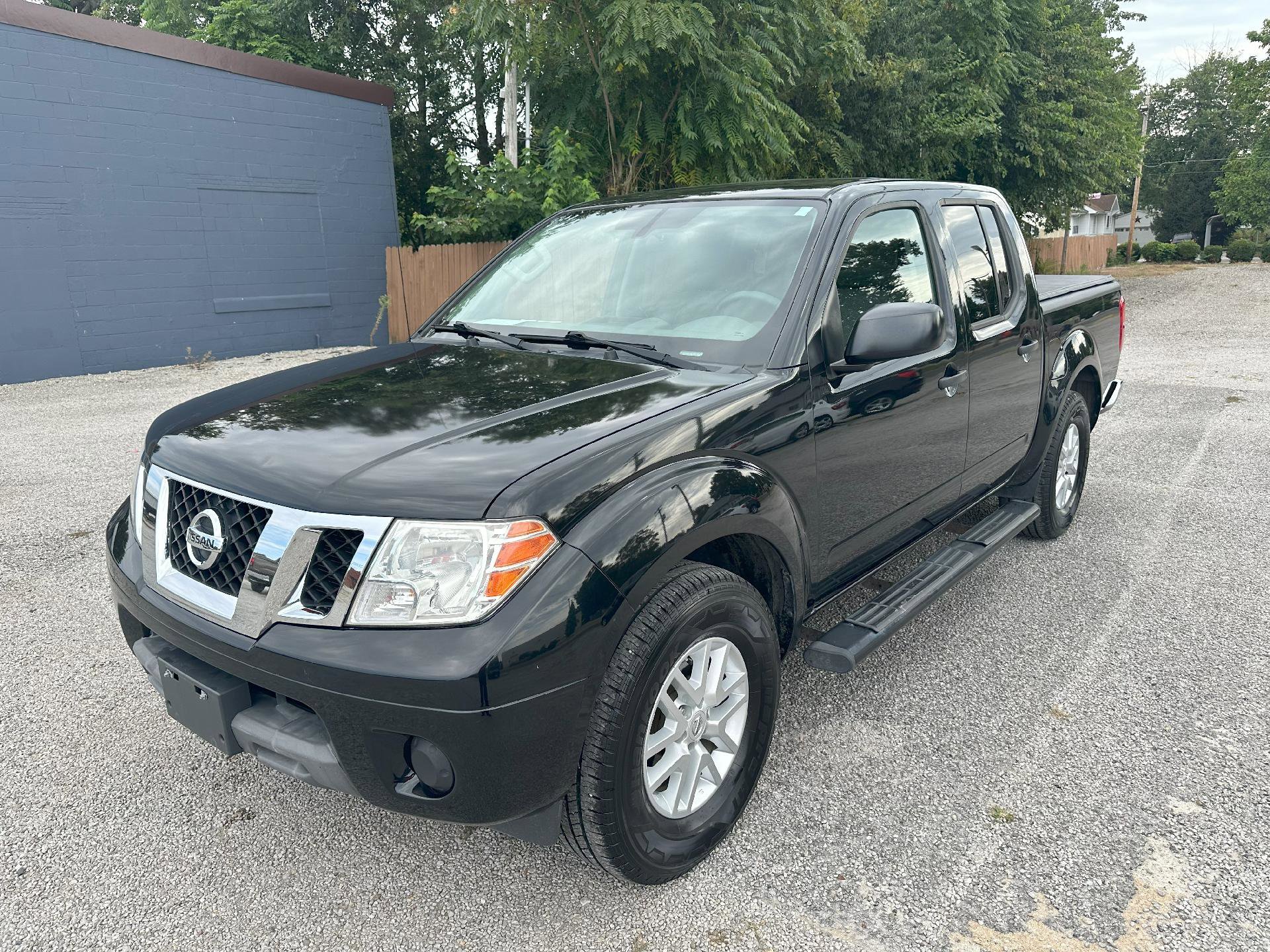 Used 2019 Nissan Frontier SV image 1