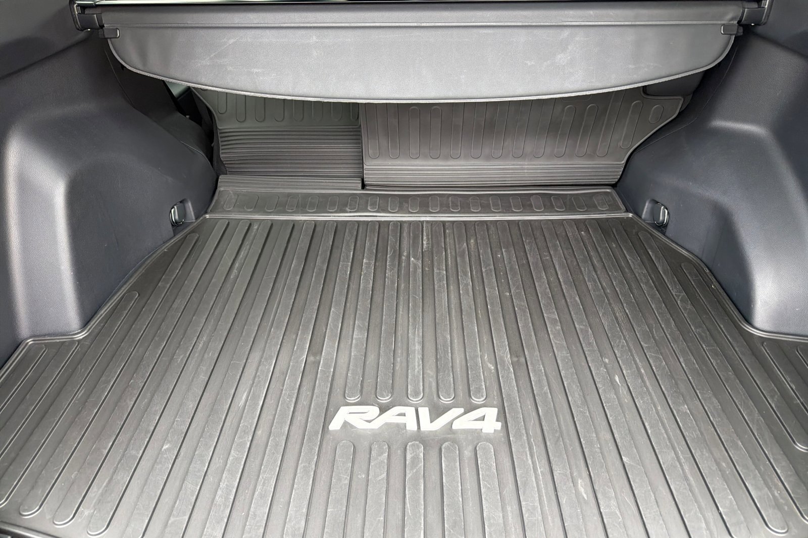 Used 2024 Toyota RAV4 SE image 15