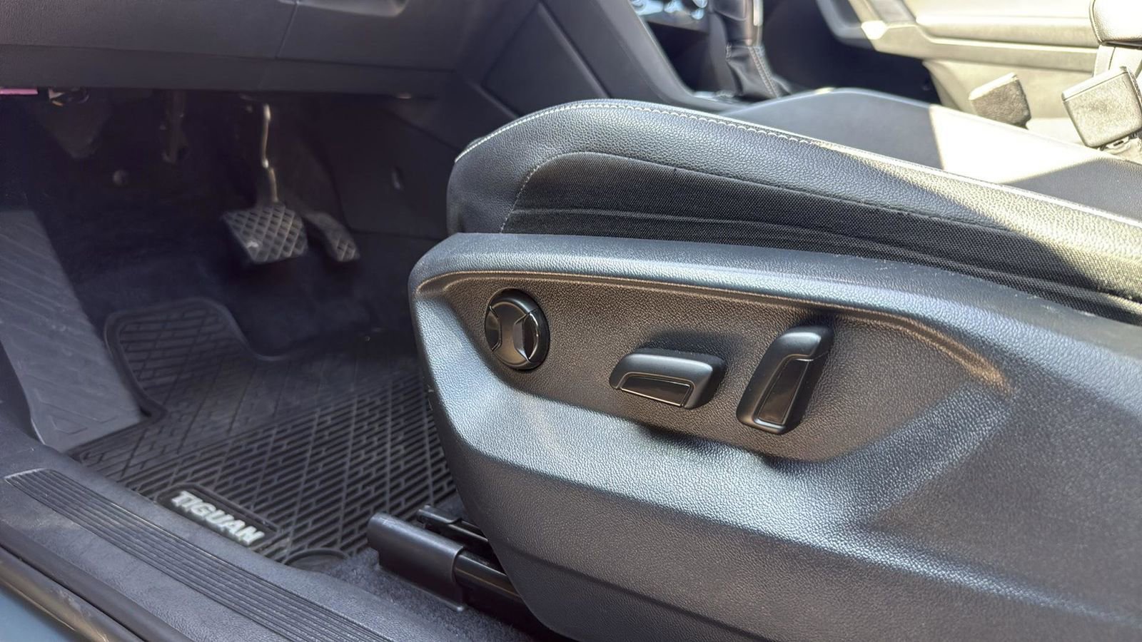 Used 2021 Volkswagen Tiguan SEL w/ 3-Row Tiguan MDO Package image 11