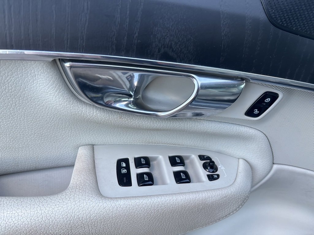 Used 2020 Volvo XC90 T6 Momentum w/ Protection Package Premier image 18