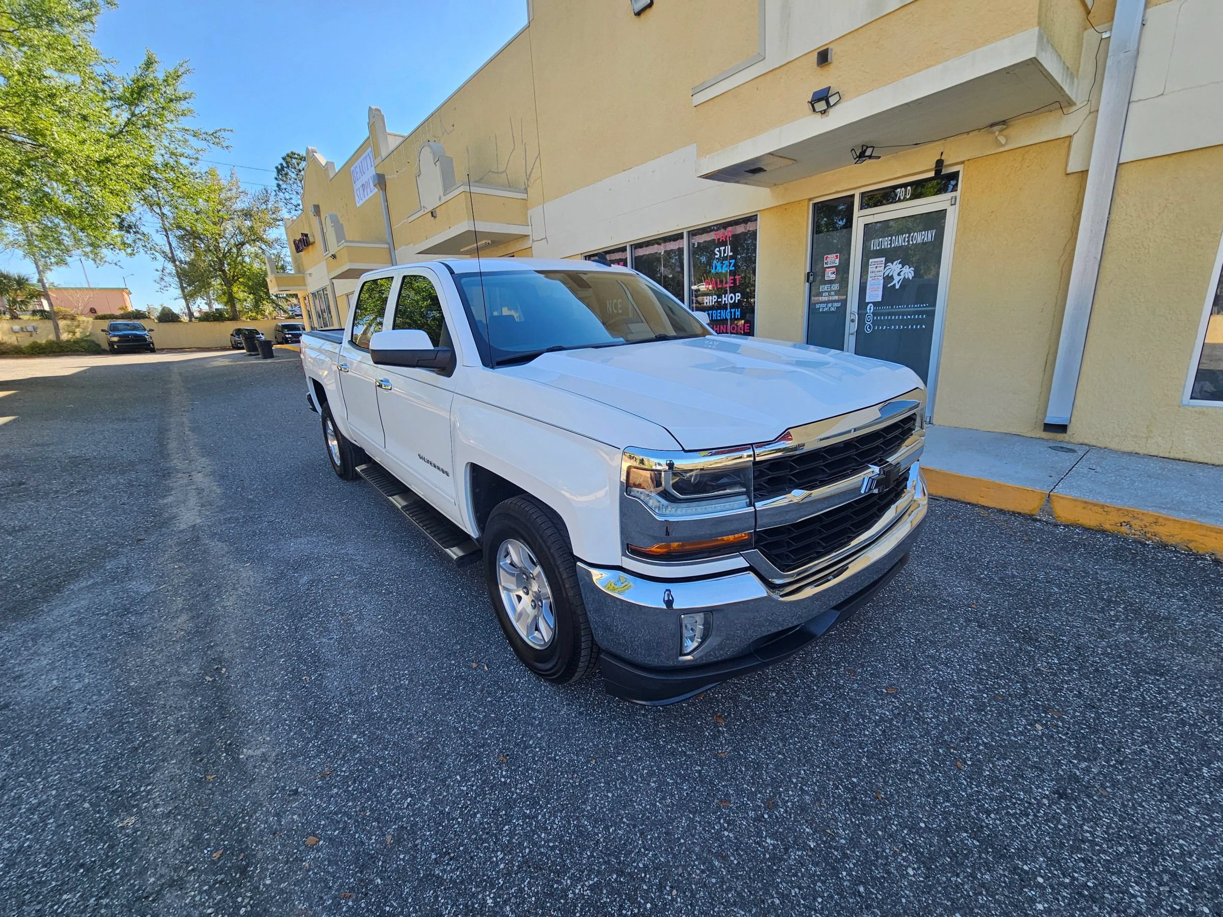 Used 2018 Chevrolet Silverado 1500 LT w/ LT Eassist Package RWD image 11