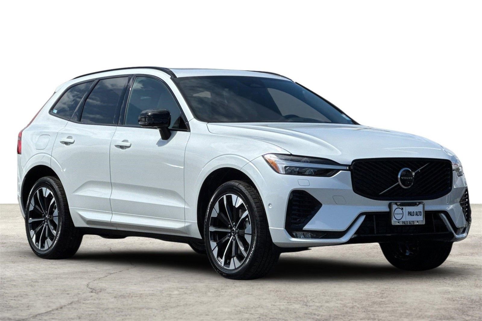 Used 2026 Volvo XC60 B5 Plus w/ Protection Package Premier image 9