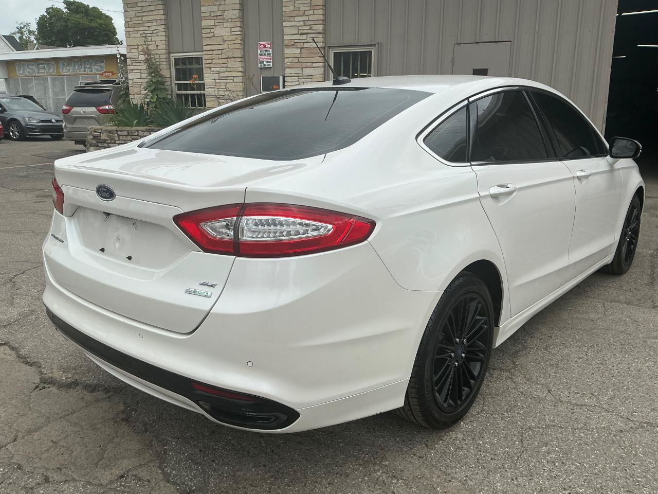 Used 2016 Ford Fusion SE w/ Equipment Group 202A FWD image 3