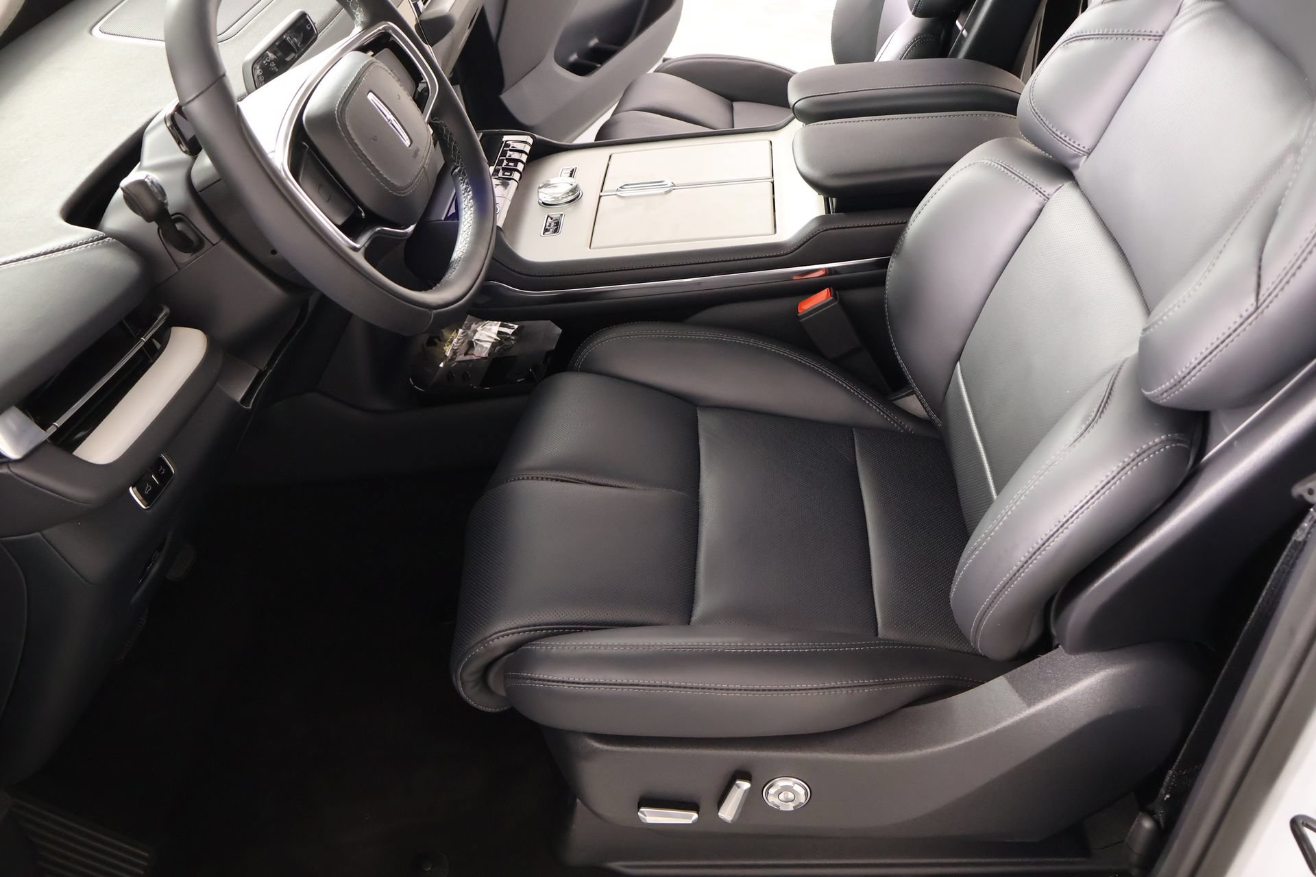 New 2026 Lincoln Navigator Premiere AWD/4WD image 11