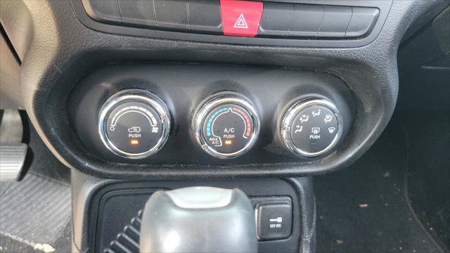 Used 2015 Jeep Renegade Latitude FWD image 27