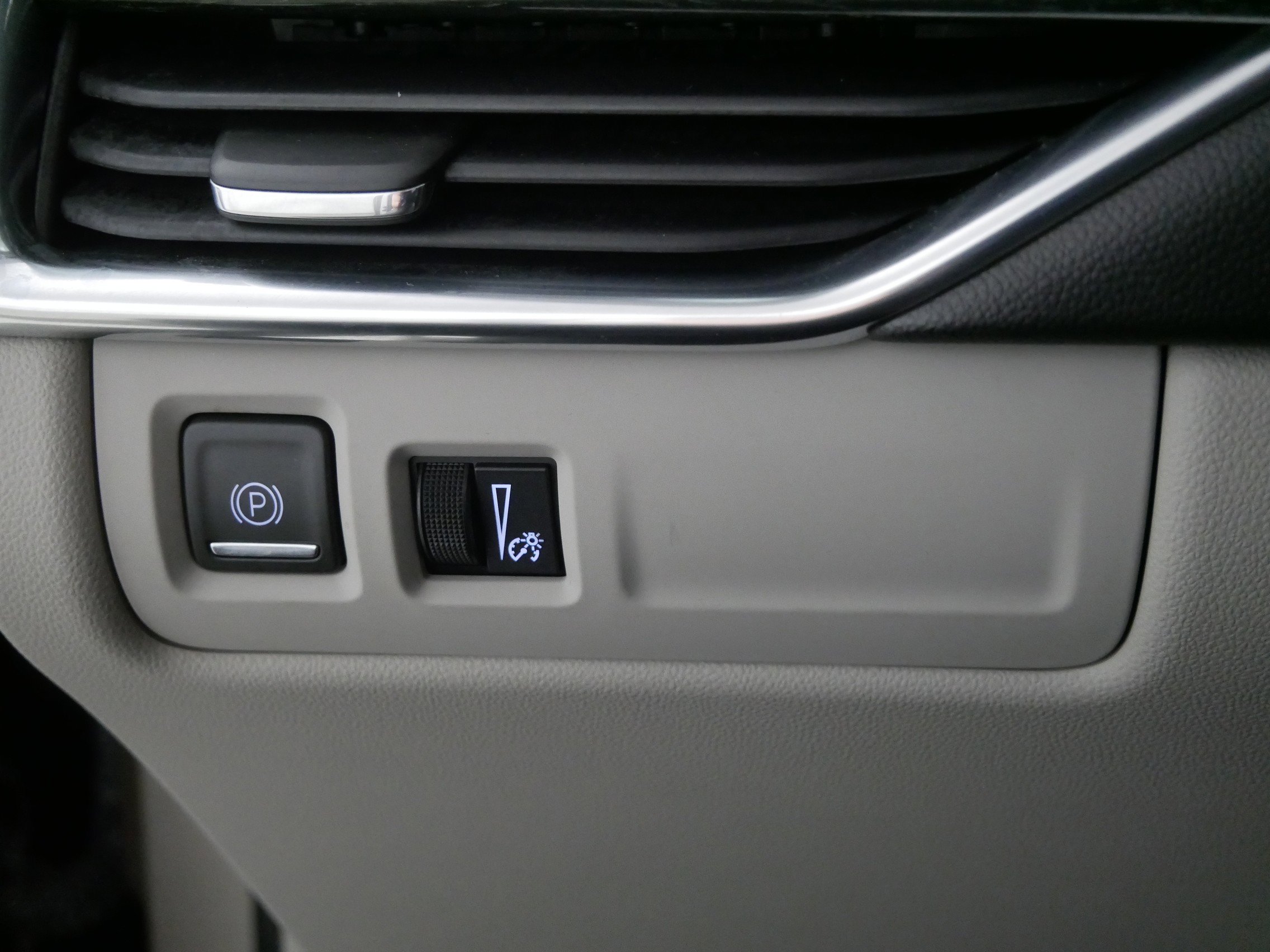 Used 2022 Cadillac XT4 Premium Luxury w/ Enhanced Visibility Package image 26