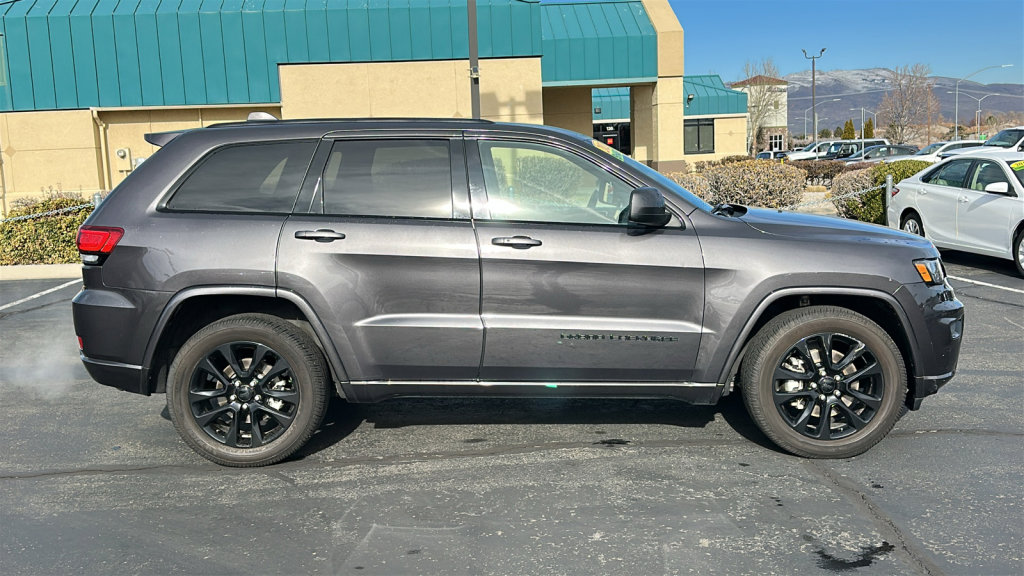 Used 2021 Jeep Grand Cherokee Laredo X image 2