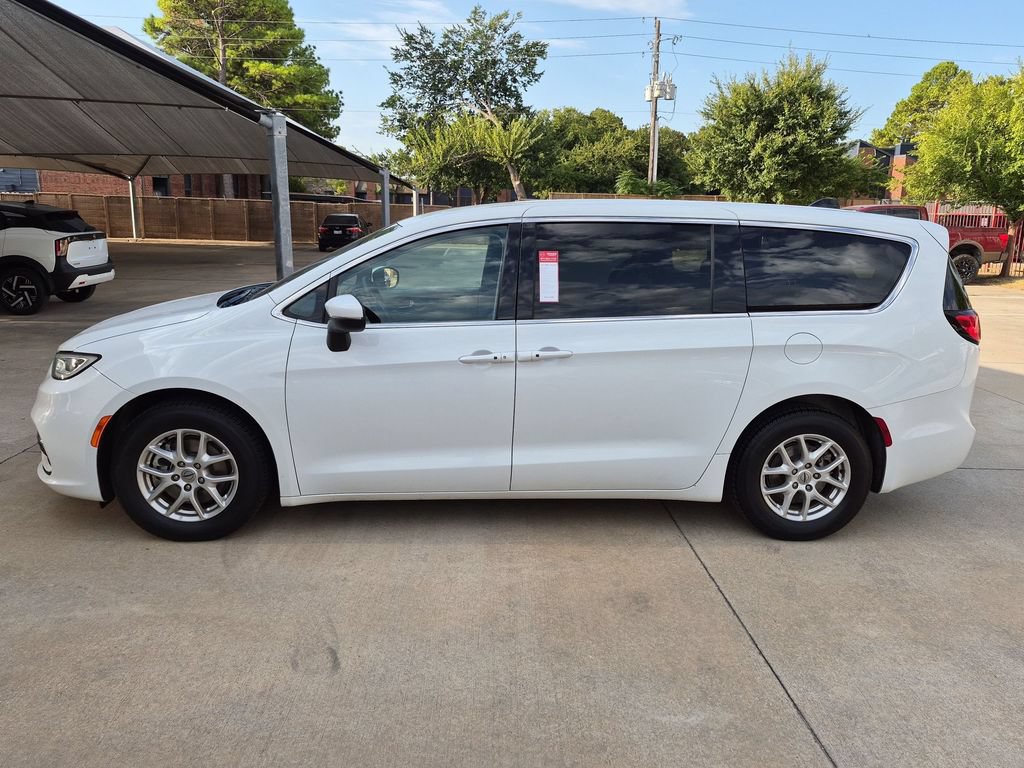 Used 2023 Chrysler Pacifica Touring-L FWD image 4