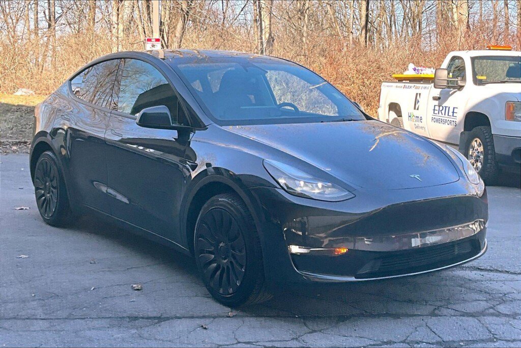 Used 2024 Tesla Model Y Long Range AWD/4WD image 19