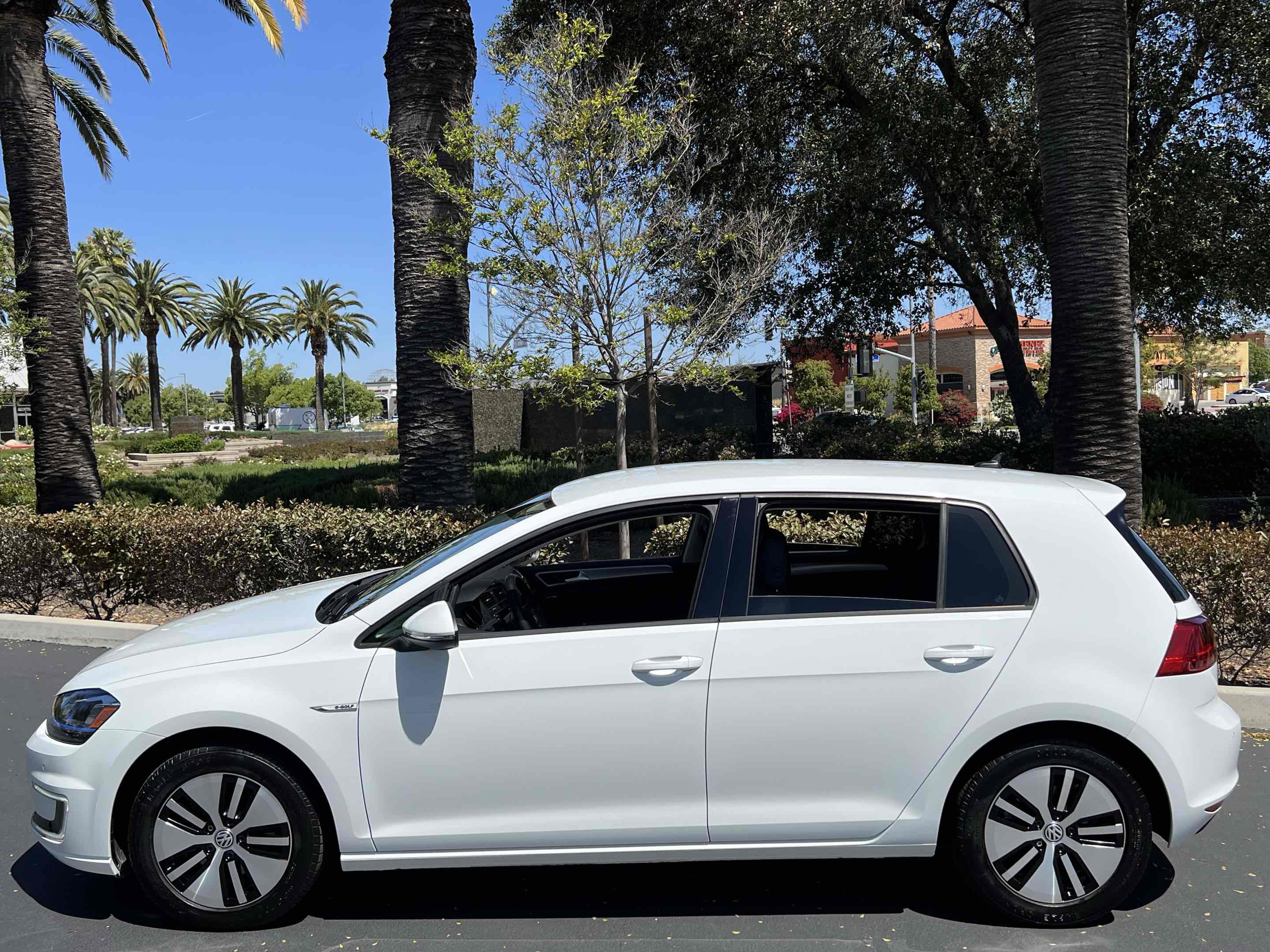 Used 2015 Volkswagen e-Golf SEL Premium FWD image 16