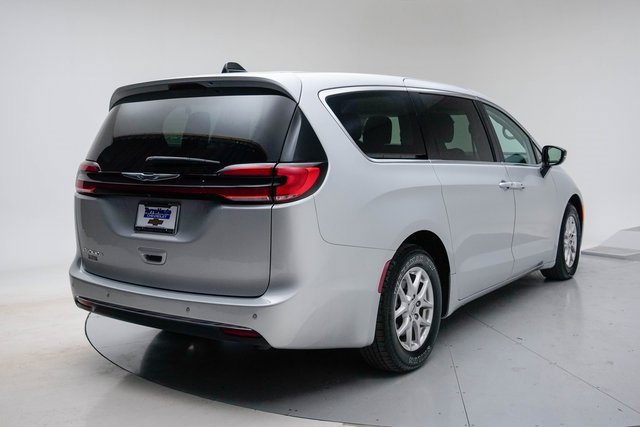 Used 2024 Chrysler Pacifica Touring-L image 9